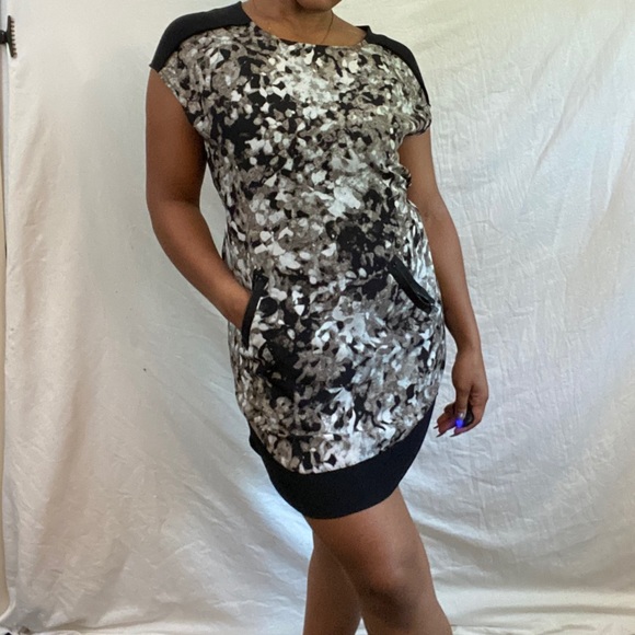 Elegant dinner dress - Picture 1 of 5